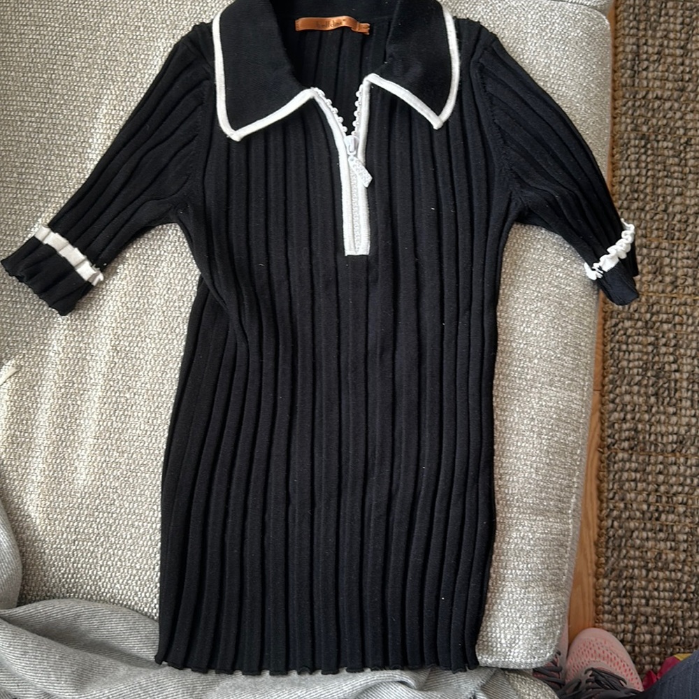 Belldini …. Women’s black and white ribbed top short sleeves.